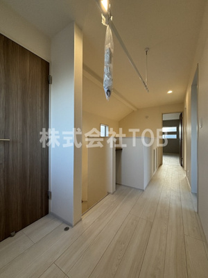 【内装】 | BLOOMING MAISON府中市押立町2号棟 | 2階廊下　室内洗濯物干し