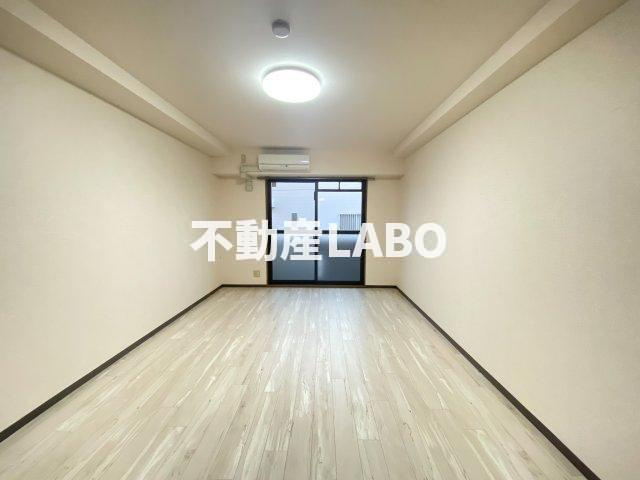 ブルーコートの洋室