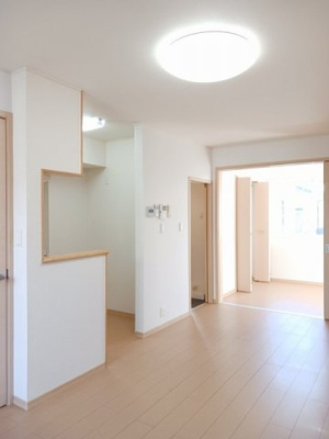 【居間・リビング】 | プロムナードⅤ | こちらの居間で趣味の時間をお楽しみください