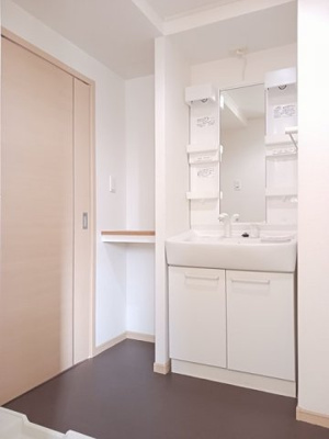 【洗面所】 | プロムナードⅤ | 明るい洗面所です
