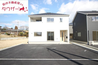【駐車場】 | 油井小学校・安達中学校区　GRADLE GAEDEN 二本松市油井　第５　全１２棟　９号棟 | 駐車スペース３台～４台可能です！　外水道もついていますので洗車に便利です♪