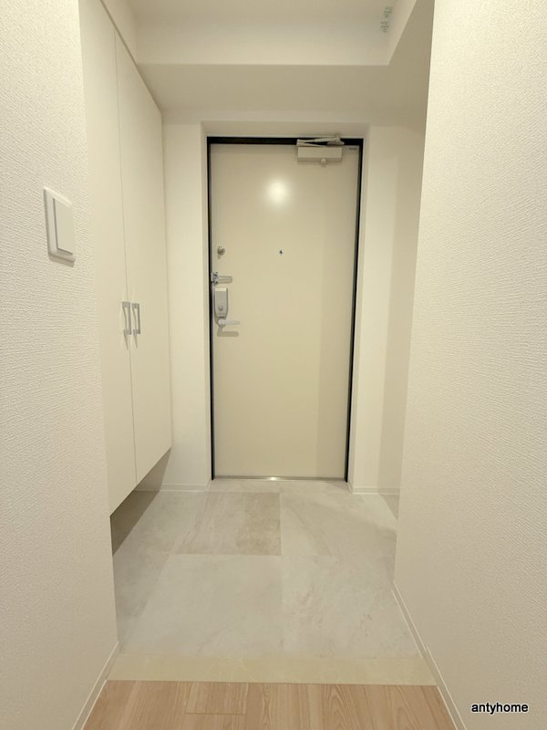 コンフォリア・リヴ淡路町一丁目　仲介手数料無料の玄関