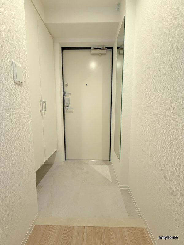 コンフォリア・リヴ淡路町一丁目　仲介手数料無料の玄関