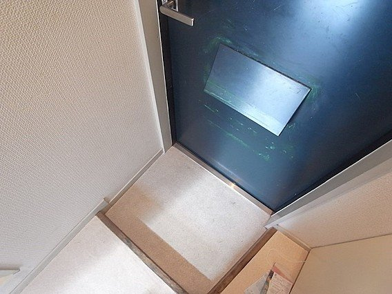 レオパレス上筒井の玄関