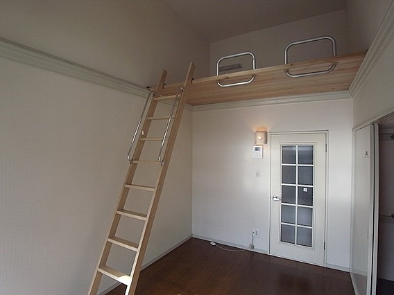 レオパレス上筒井の居間・リビング