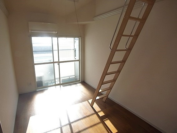 レオパレス上筒井の居間・リビング