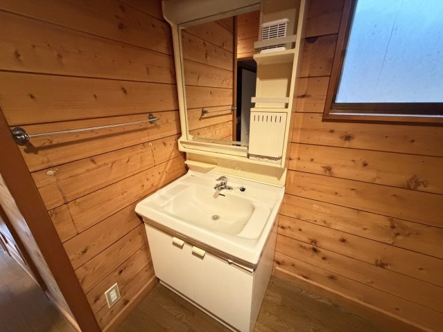 大きなウッドデッキ付き！BBQ等いかがでしょう♪清水台別荘の独立洗面台|２階にも洗面台あります