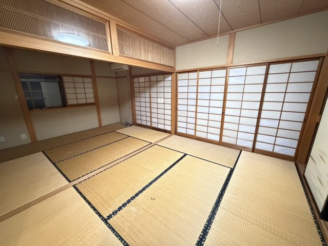 大きなウッドデッキ付き！BBQ等いかがでしょう♪清水台別荘の和室|きれいな和室です