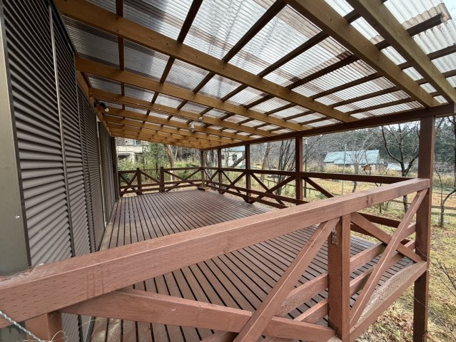 大きなウッドデッキ付き！BBQ等いかがでしょう♪清水台別荘の庭|大きなウッドデッキがあります