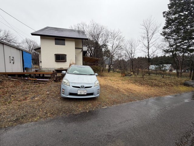 大きなウッドデッキ付き！BBQ等いかがでしょう♪清水台別荘の駐車場|駐車スペースもあります