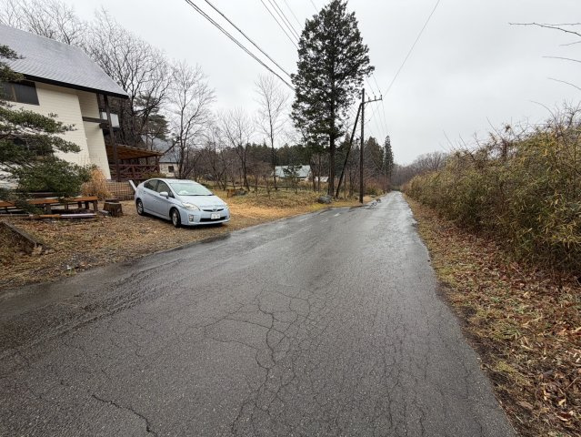 大きなウッドデッキ付き！BBQ等いかがでしょう♪清水台別荘の前面道路含む現地写真
