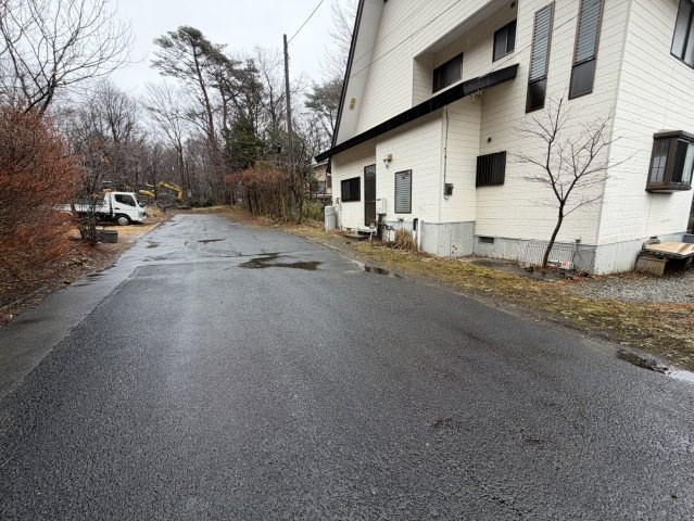大きなウッドデッキ付き！BBQ等いかがでしょう♪清水台別荘の前面道路含む現地写真