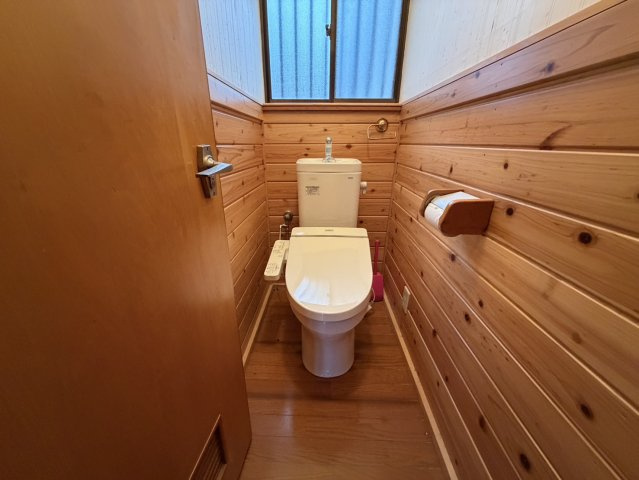 大きなウッドデッキ付き！BBQ等いかがでしょう♪清水台別荘のトイレ|落ち着いたトイレです