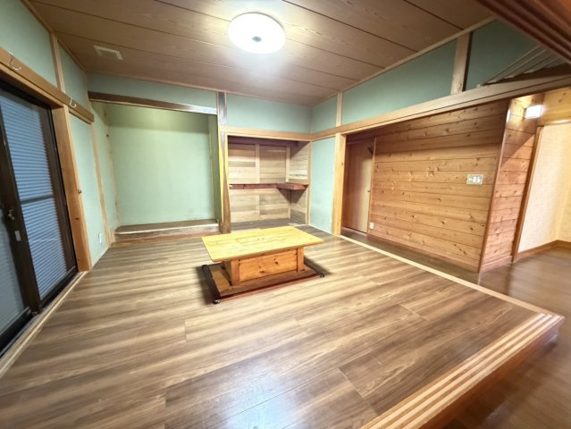 大きなウッドデッキ付き！BBQ等いかがでしょう♪清水台別荘の居間・リビング|こちらの居間で趣味の時間をお楽しみください