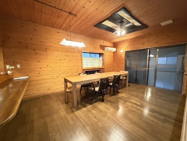 大きなウッドデッキ付き！BBQ等いかがでしょう♪清水台別荘の居間・リビング|使いやすい居間です