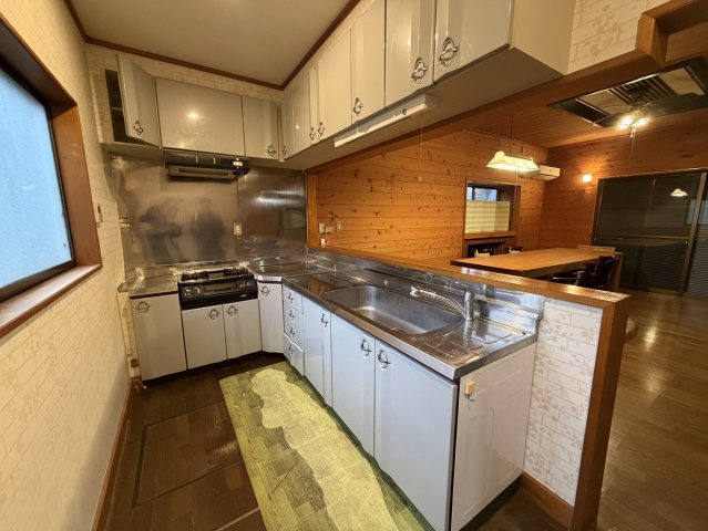 大きなウッドデッキ付き！BBQ等いかがでしょう♪清水台別荘のキッチン|使いやすいキッチンです
