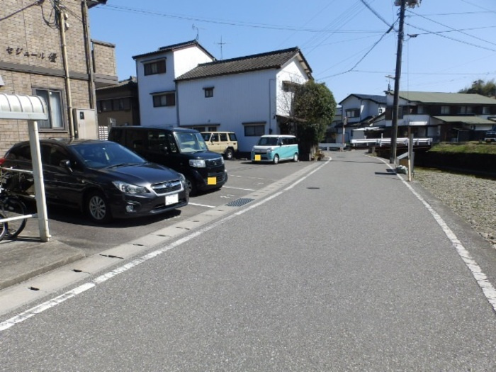 セジュール優の駐車場|前面道路