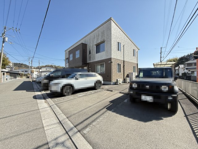 シャーメゾン幸の駐車場