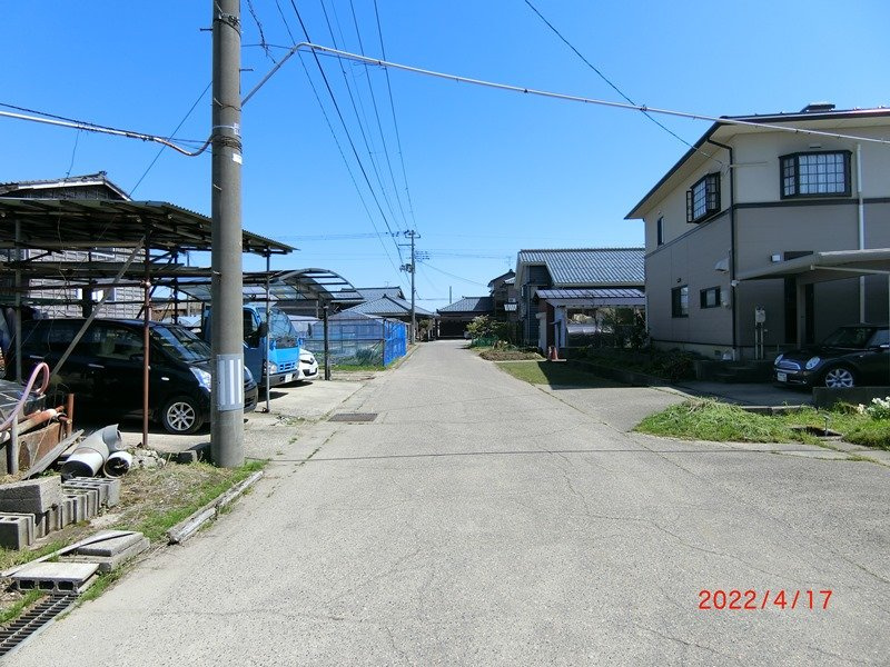 新潟市西区木場　中古戸建の前面道路含む現地写真