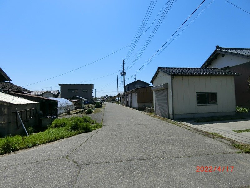 新潟市西区木場　中古戸建の前面道路含む現地写真