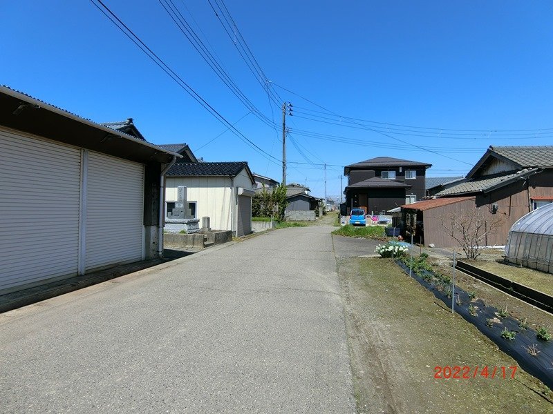 新潟市西区木場　中古戸建の前面道路含む現地写真