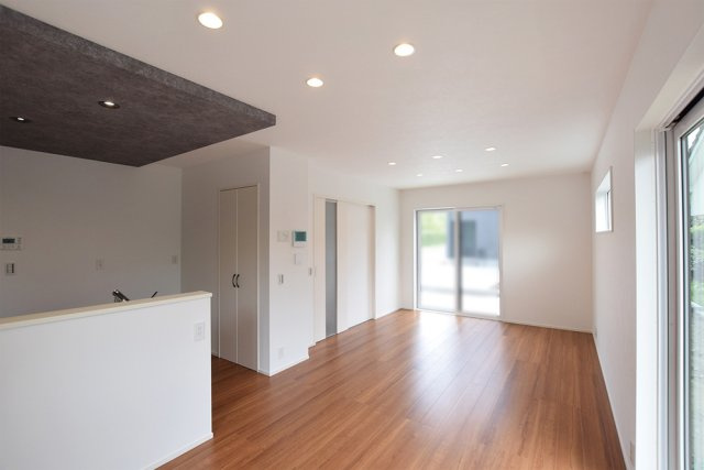 新潟市東区船江町1丁目　C棟の居間・リビング