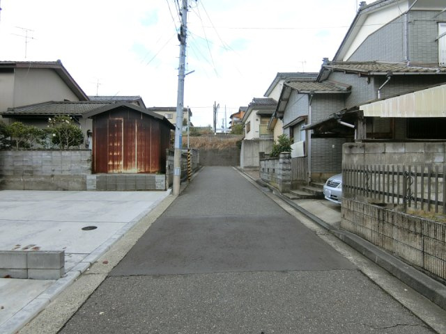 新潟市西区寺尾上6丁目　A棟の前面道路含む現地写真