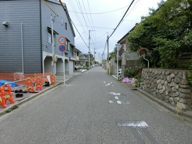 新潟市中央区二葉町3丁目の前面道路含む現地写真