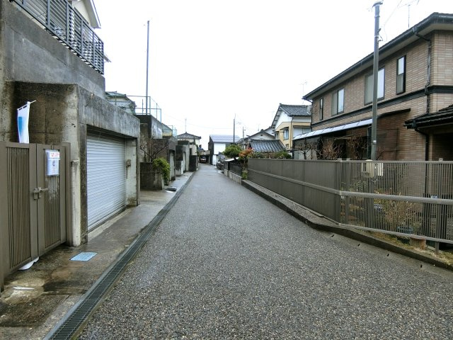 新潟市西区浦山4丁目の前面道路含む現地写真