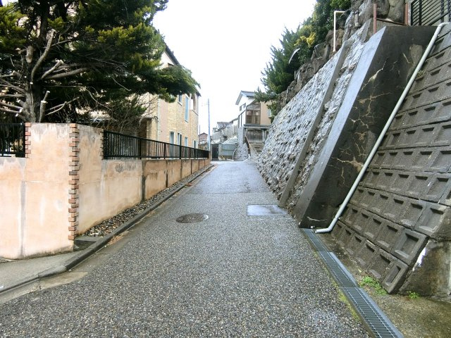新潟市西区浦山4丁目の前面道路含む現地写真
