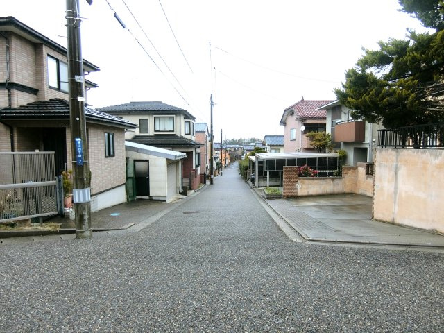 新潟市西区浦山4丁目の前面道路含む現地写真