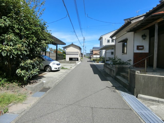 新潟市東区津島屋3丁目　中古戸建の前面道路含む現地写真