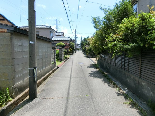 新潟市中央区大島　中古戸建の前面道路含む現地写真