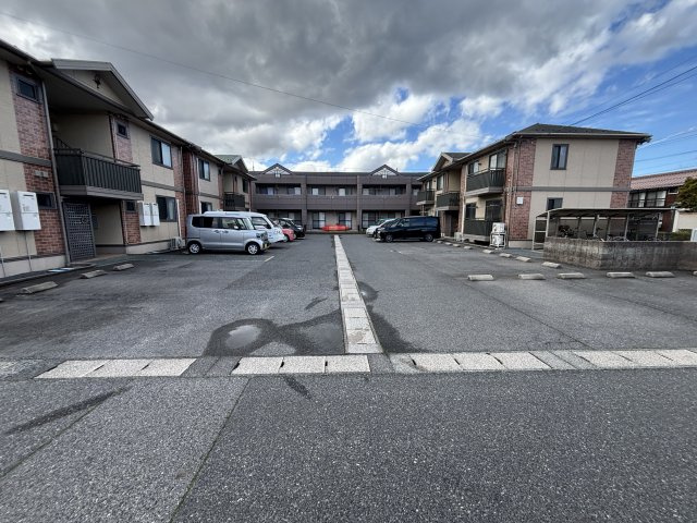 グリーンスクエアB棟の駐車場