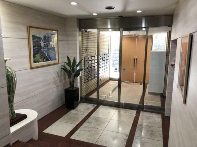 湯島アパートメントハウスのエントランス