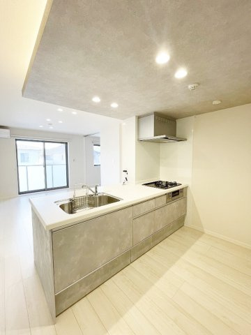 ラ・ルーチェ 東櫛原のキッチン|3口コンロ・グリル付のシステムキッチンです♪