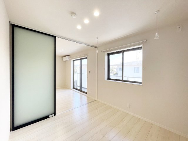 ラ・ルーチェ 東櫛原の居間・リビング|風通しも良い寝室です☆