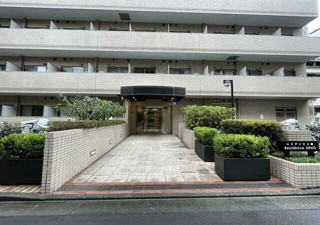 レジデンス上野のエントランス