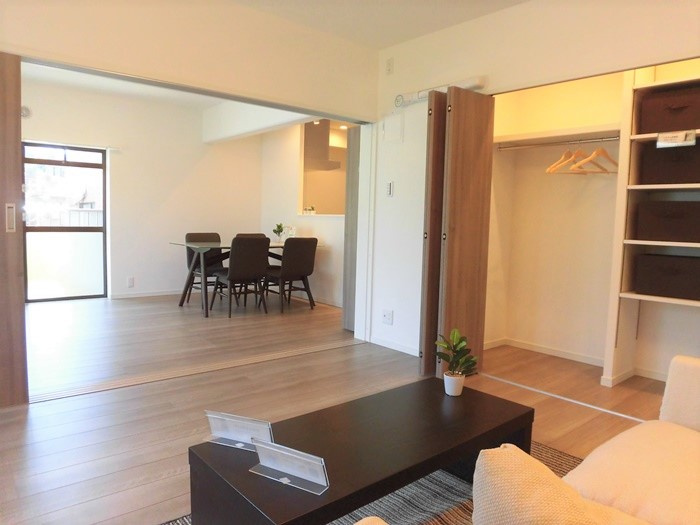 大型５LDK　新規内装フルリフォーム済の居間・リビング|使いやすいリビングです