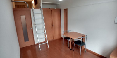 【居間・リビング】 | レオパレス上田 | こちらのリビングで趣味の時間をお楽しみください