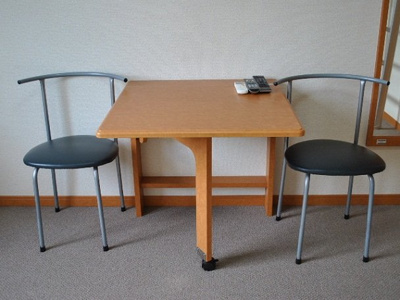 【居間・リビング】 | レオネクストグリーンメール富野 | 出し入れ可能なテーブル付きです☆