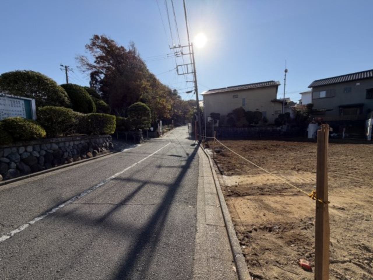 駅まで徒歩７分の場所にある閑静な住宅街の戸建の前面道路含む現地写真