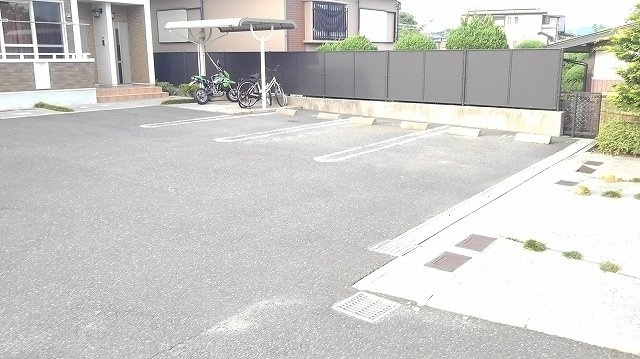 【駐車場】 | クリスマスローズⅢ | 駐車場に車を止められます