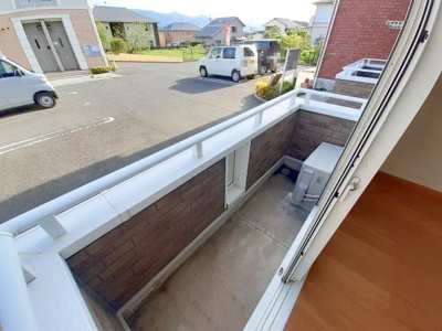 【バルコニー】 | クリスマスローズⅢ | 開放的で明るい空間を演出してくれるバルコニーです