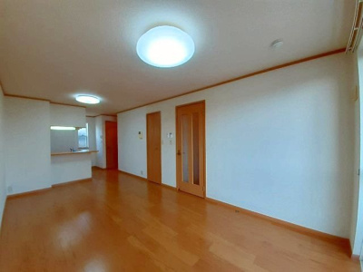 【内装】 | クリスマスローズⅢ | 明るい色調の室内です