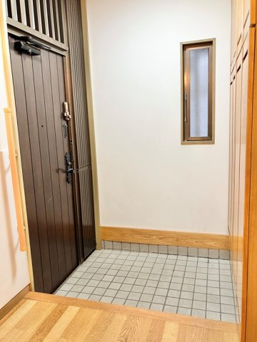 佐須町戸建の玄関