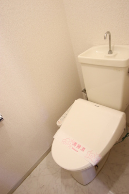 温水便座付きのトイレです★