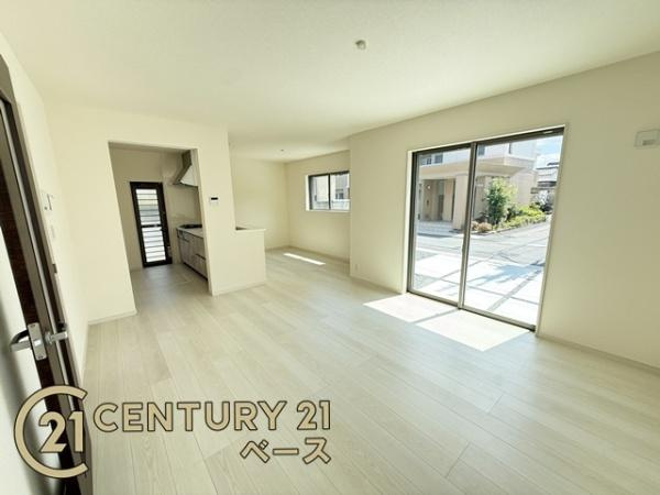 リーブルガーデン菅原町 ７号棟 ／新築一戸建の居間・リビング|■ペアガラス使用で結露の心配もありません！■