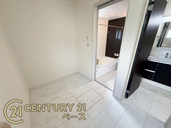 リーブルガーデン菅原町 ７号棟 ／新築一戸建の独立洗面台|■現地撮影写真■広々としたランドリールーム有り！