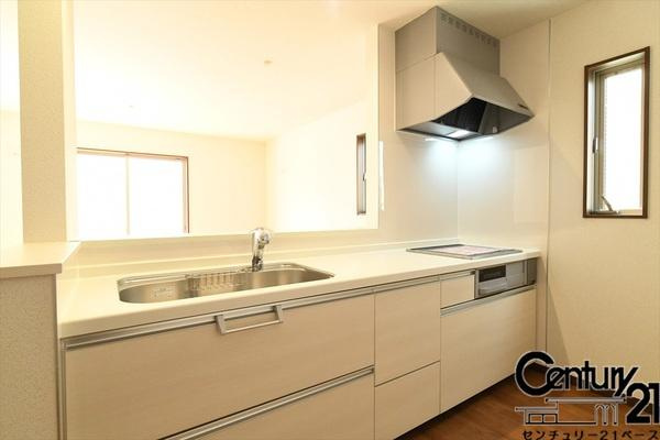 リナージュ宝来町 ４号棟 ／新築一戸建の内観：施工例|■キッチンパネルは油などの汚れが付着しにくく、毎日のお手入れが簡単なので清潔なキッチンが保てます！■